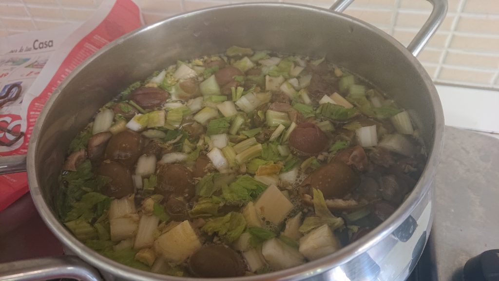 Sbollentare olive, sedano e capperi