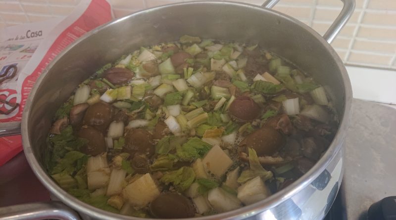 Sbollentare olive, sedano e capperi