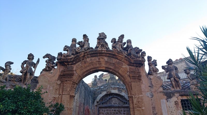 Arco interno con sculture